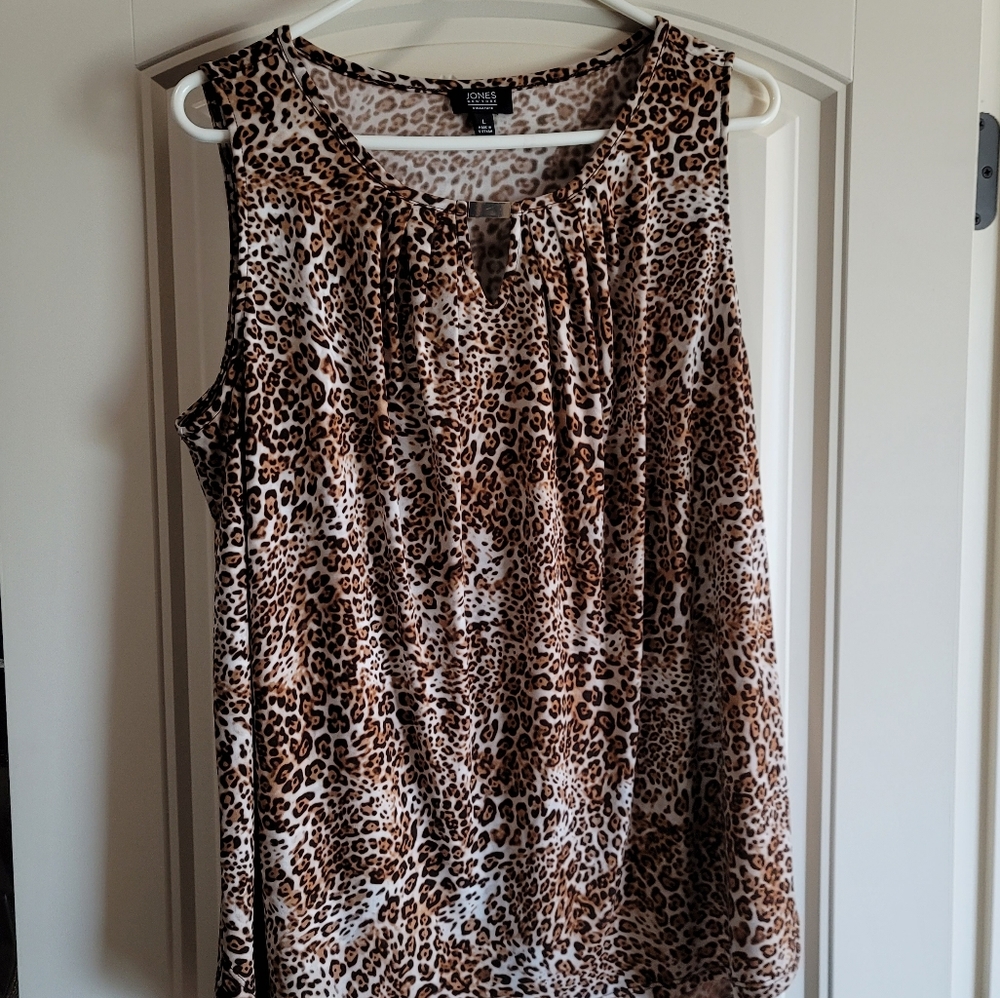 Sleeveless dressy top.